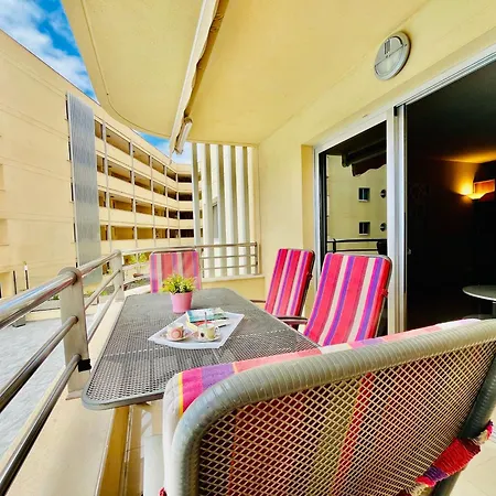 Poolside Paradise 아파트