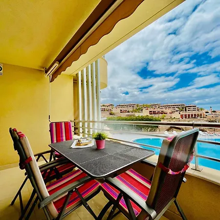 Poolside Paradise * アデヘ