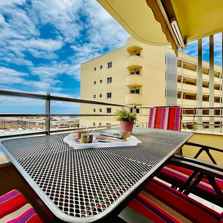 Poolside Paradise * アデヘ