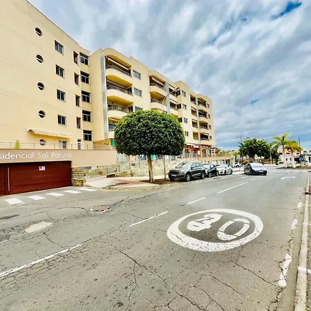 Poolside Paradise アパート