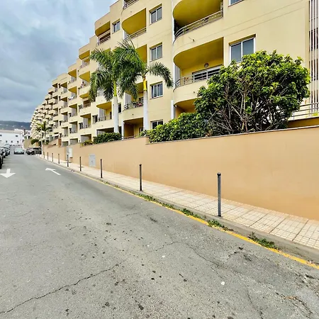 Poolside Paradise アパート