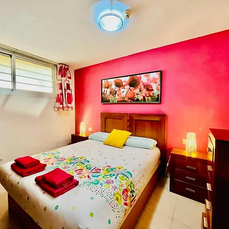 Poolside Paradise * アデヘ