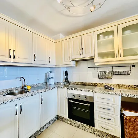 Poolside Paradise アデヘ