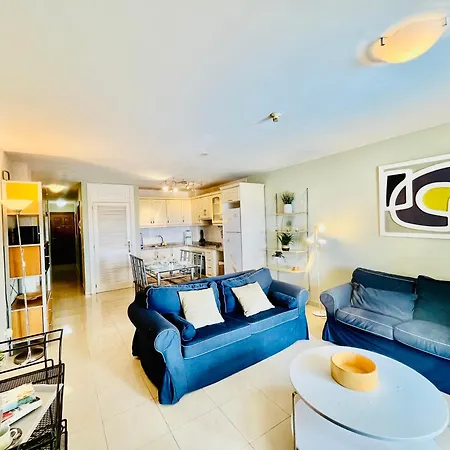 Poolside Paradise * アデヘ