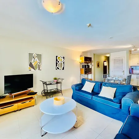 Poolside Paradise * アデヘ