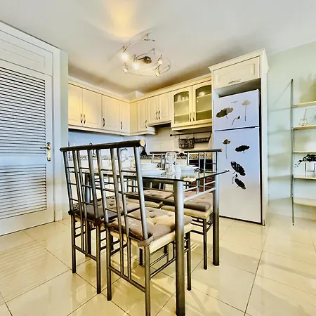 Poolside Paradise アデヘ